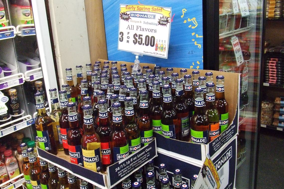 Bionade ist jetzt auch in den USA angekommen. Und zwar in allen vier Geschmacksrichtungen. Gesehen in einem Delikatessenmarkt in Redwood City