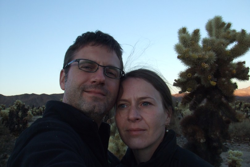 Chris zwischen zwei Kakteen