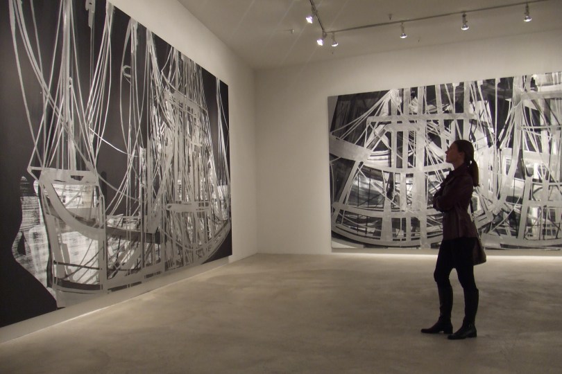 ACE Gallery: Chris vor einer Arbeit von John Millei