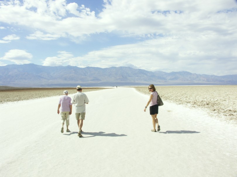 Ganz untern: Spaziergang über die Salzkruste der Badlands