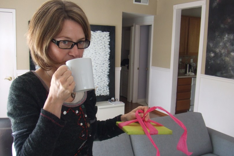 Erst mal ein ordentlicher Schub Koffein, dann wird ausgepackt