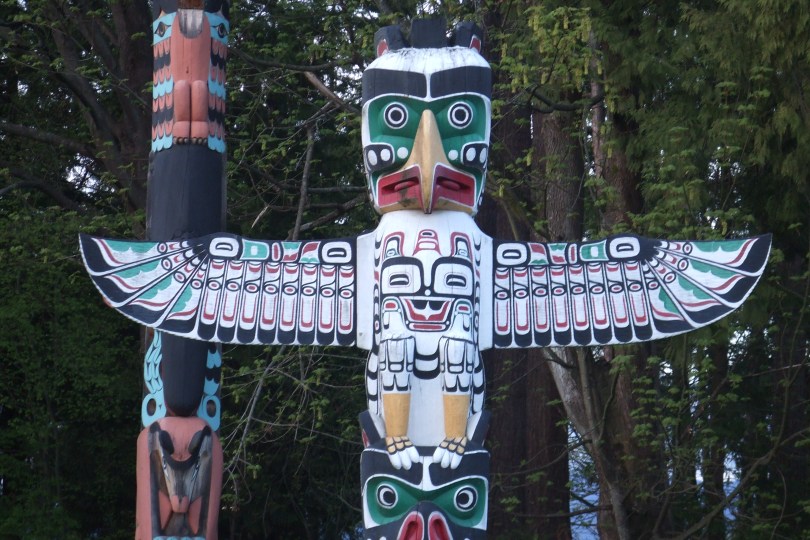 Spuren der Ureinwohner: Totempfähle im Stanley Park