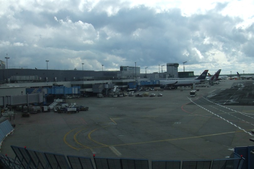 11:00 MESZ, Maschinenwechsel in Frankfurt/Main. Bewölkt, 21 Grad. Das Haar sitzt.