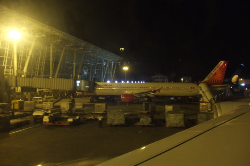 23:45 IST, Ankunft in Chennai. Drückende Hitze bei 32 Grad. Das Haar sitzt.