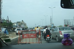 Überraschung! Fahrbahnverengung!