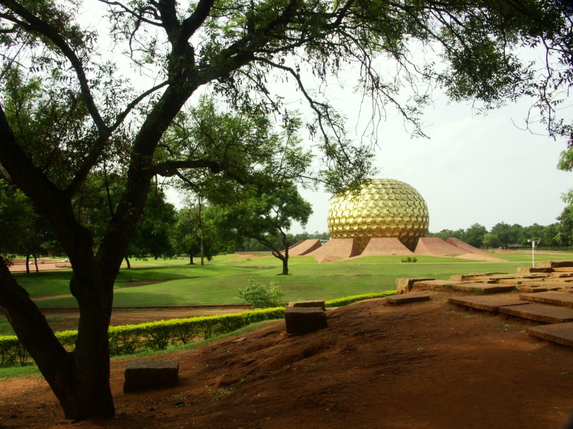 Mit einem Mal taucht es vor dir auf, das Matrimandir