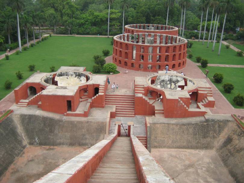 Jantar Mantar vom oberen Ende der Sonnenuhr