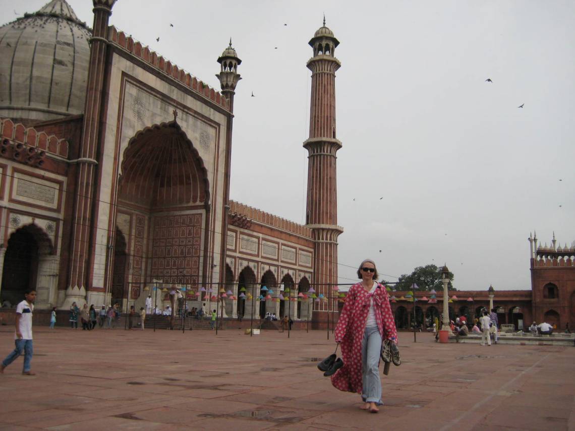Trotz Tarncape erkannt: Chris bummelt inkognito über den Hof der Jama Masjid