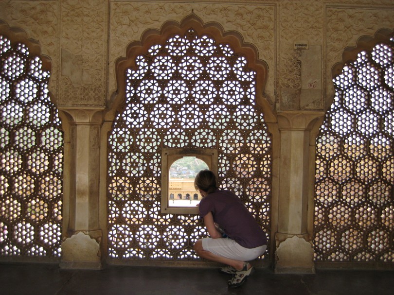 Verstohlener Blick aus dem Fenster