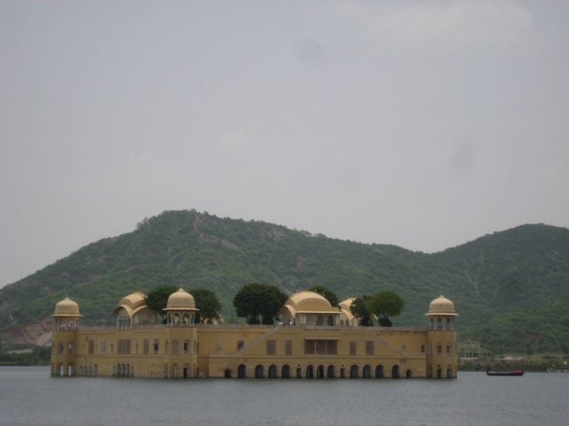Vom Abwasser gezeichneter Wasserpalast