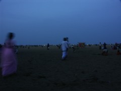 Familienpicknick am Marina Beach, dem zweitgrößten Strand der Welt