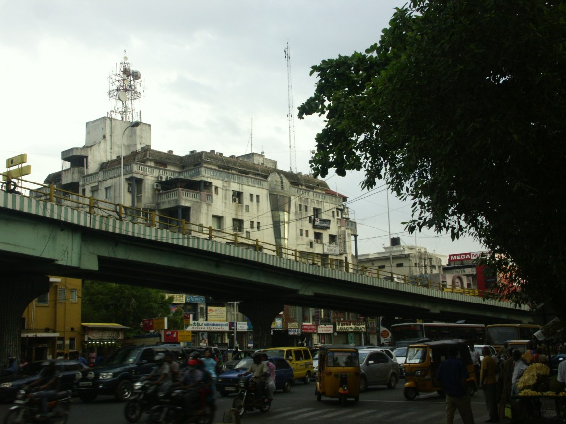 Bonjour Tristesse: Selbst im Zentrum der 7,5-Millionen-Metropole nichts als Verkehr Bonjour Tristesse: Selbst im Zentrum der 7,5-Millionen-Metropole nichts als Verkehr