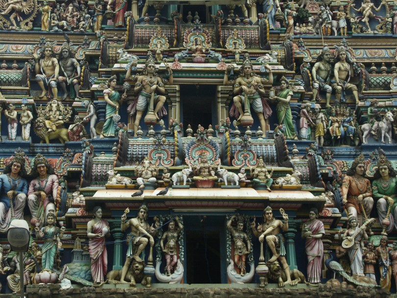Shiva und seine Gefährten: bunter Kapaliswarar-Tempelturms