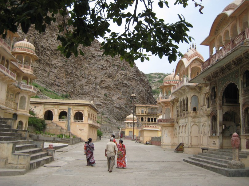 Pilger in den Ruinen des Affentempels