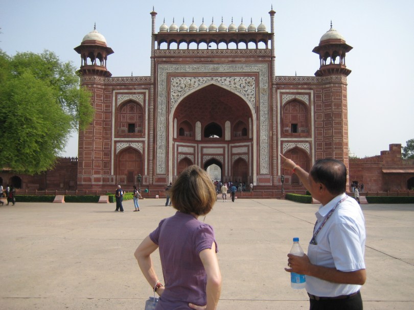 Gleich geht's los: Chri und unser Führer Ravi vor dem Eingang zum Taj Mahal