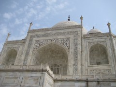 Zeichen religiöser Toleranz: Islamische und hinduistische Ornamente zieren die Fassade