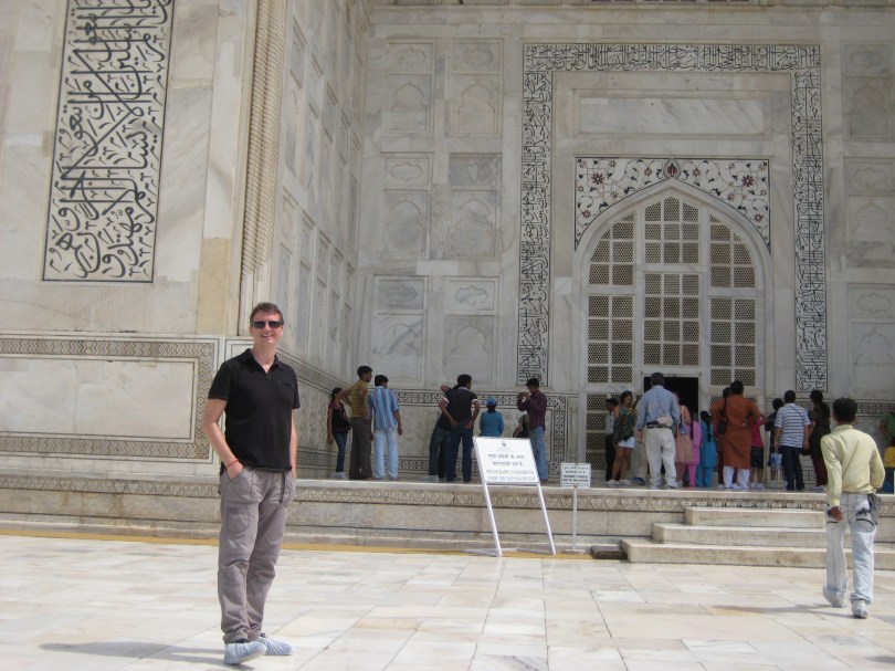 Poser mit Bottenschonern vor dem Eingang zum Mausoleum