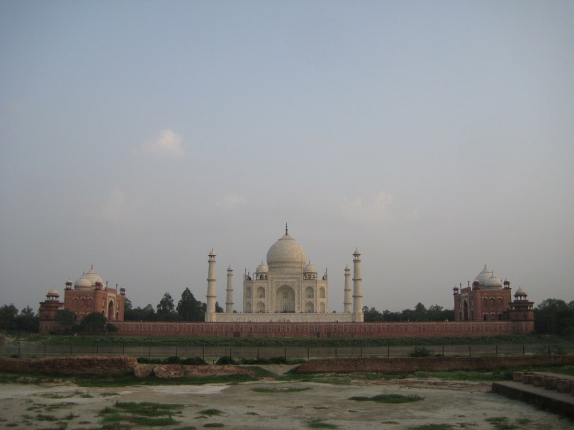 Rückansicht: Von der anderen Seite des Yamuna-Flusses aus, hat man einen grandiosen Blick auf das Taj Mahal