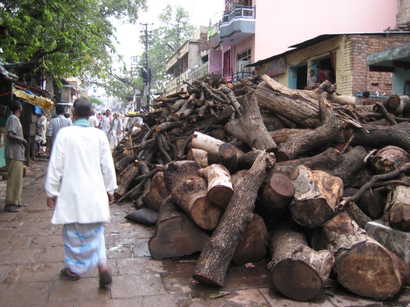 Brennholz für Feuerbestattungen säumen die Straßen zu den Ghats