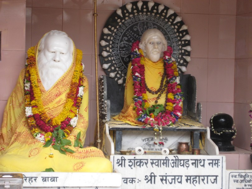 Stechender Blick: Nachbarschaftsaltar mit Heiligen