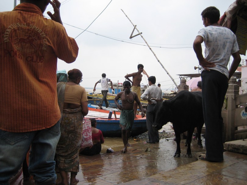 Viele Gläubige hält auch das Hochwasser nicht vom Bad im Ganges ab