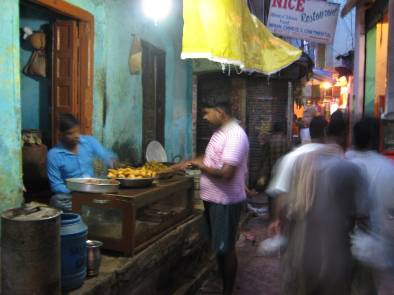 Durch einige enge Gassen Varanasis passt selbst keine Fahrradrikscha mehr