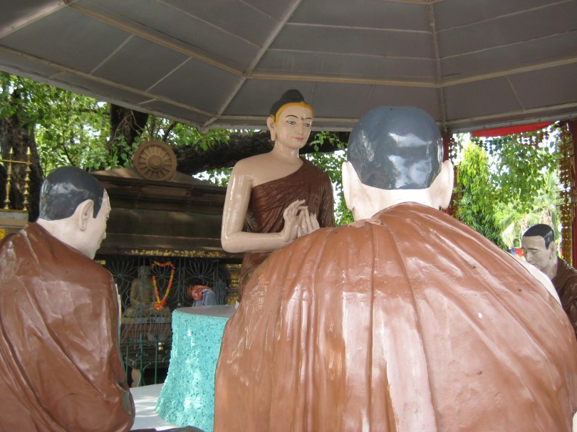 Nachstellung des historischen Ereignisses: Buddha unterrichtet seine Lehre