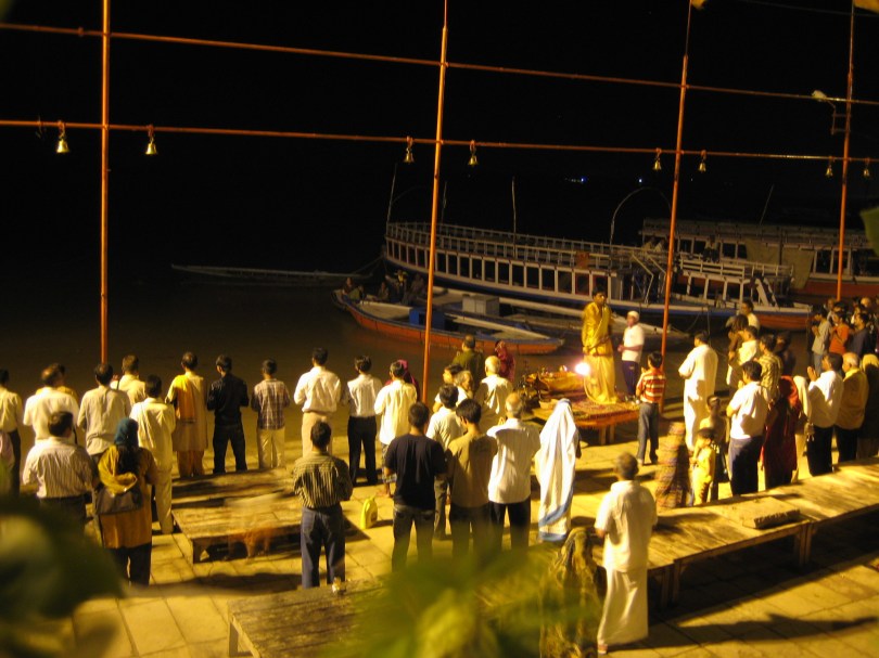 Allabendliches Ritual am Ganges