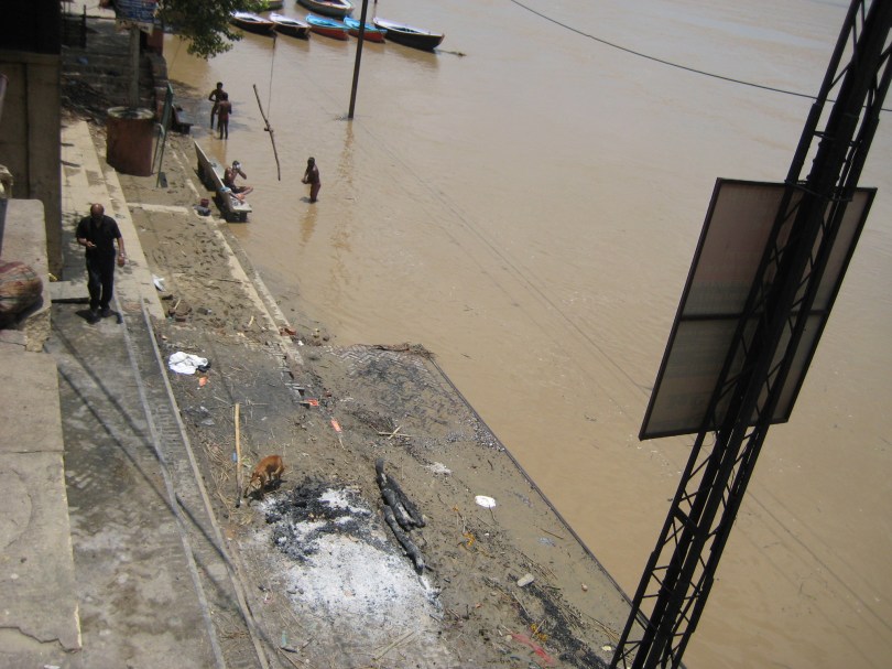 Aufgehen im Nirvana: Verbrennungs-Ghat am Ganges