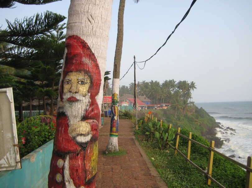 Eklektisches Varkala: Weihnachtsmann und Kathakali-Tänzer