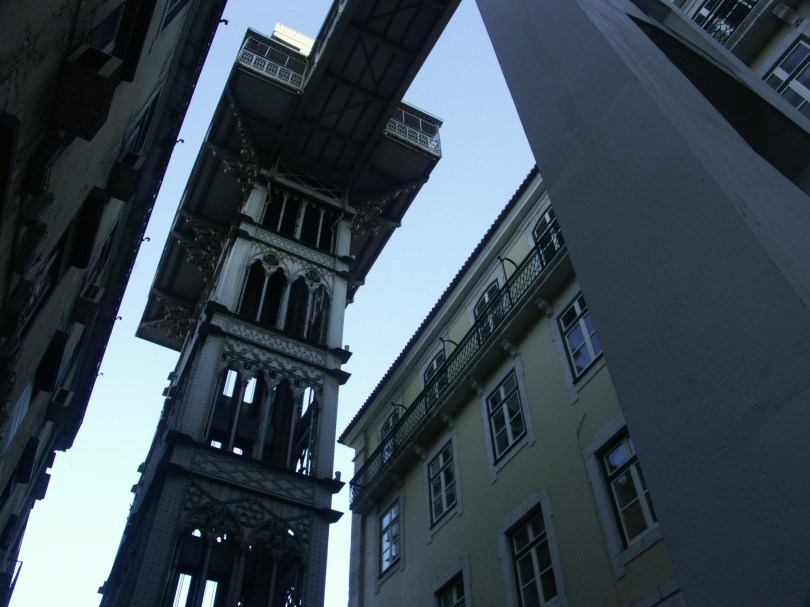 Angekommen im Industriezeitalter: der Elevador de Santa Justa von 1901 verbindet Unter- und Oberstadt