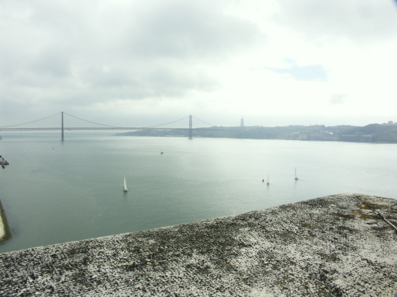 Tejo mit Brücke, die aussieht wie die Golden Gate Bridge in San Francisco und einer Jesus-Statue, die an Sao Paulo erinnert