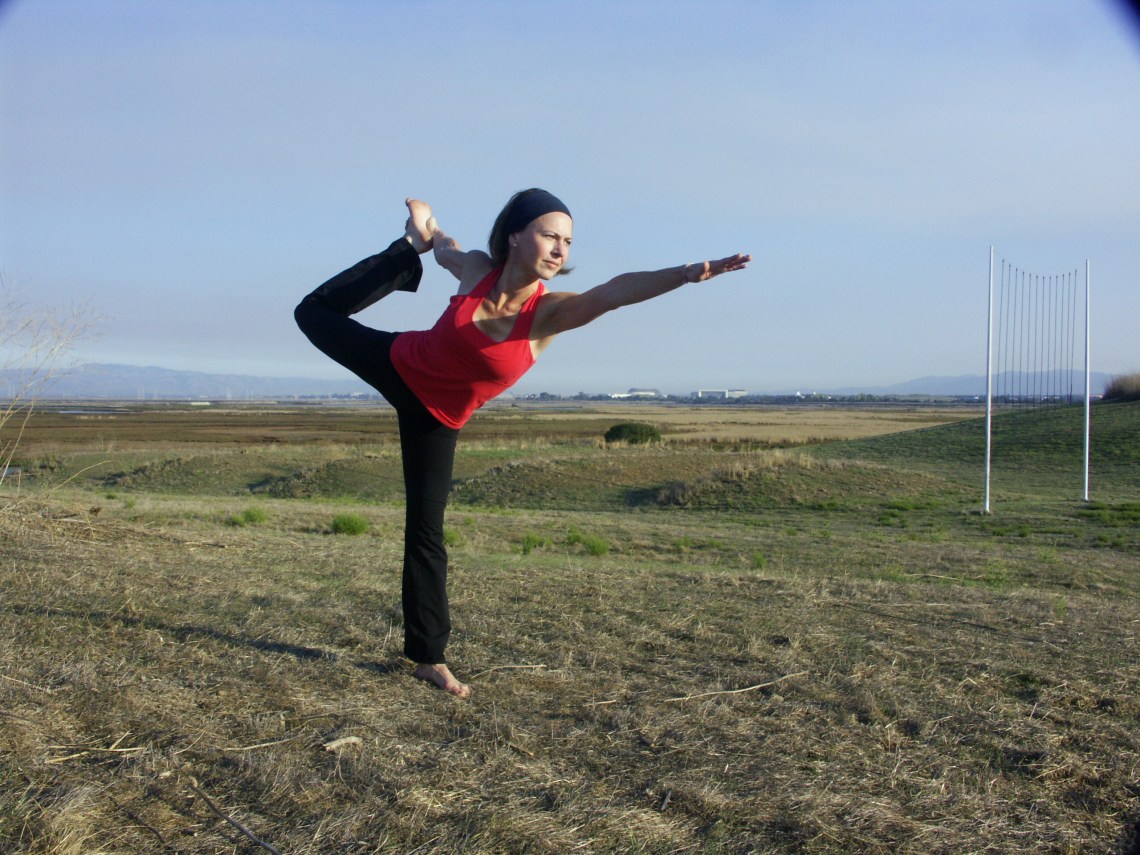 Strike a Pose: Und das Atmen nicht vergessen: Chris in Natarajasana, der TänzerstellungChris in Natarajasana, der Tänzerstellung Und das Atmen nicht vergessen: Chris in Natarajasana, der Tänzerstellung
