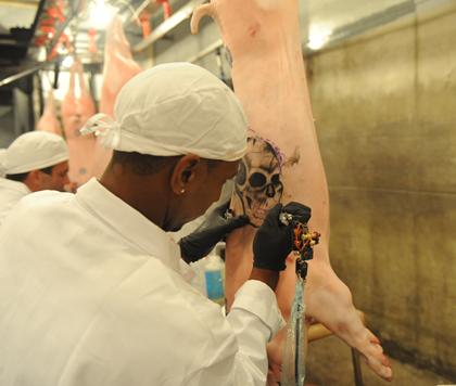 Cool! Ein echter Tätowierer sticht auch im Kühlhaus