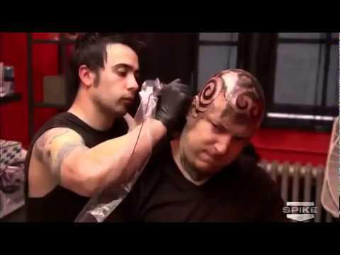 Voller Körpereinsatz von Künstler und Model