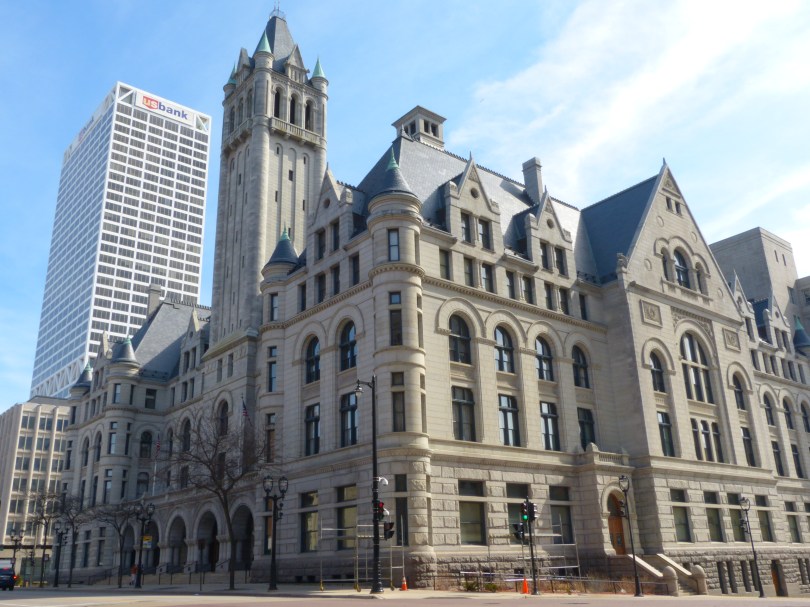 Das neoromanisches Gerichtsgebäude erinnert uns an das Charlottenburger Rathaus