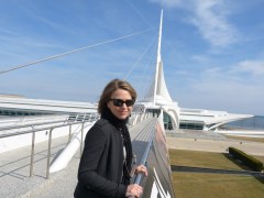 Künstlerin vor Kunstmuseum