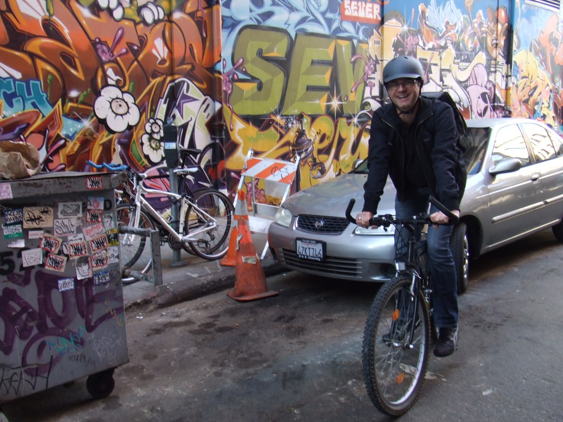 @Uli: Habe keine Mühen und Risiken gescheut: Gang verjagd, schnell ein Graffiti gesprayt, Mülltonne getaggt, dann Helm auf und rauf aufs Bike. Hoffe, es gefällt.