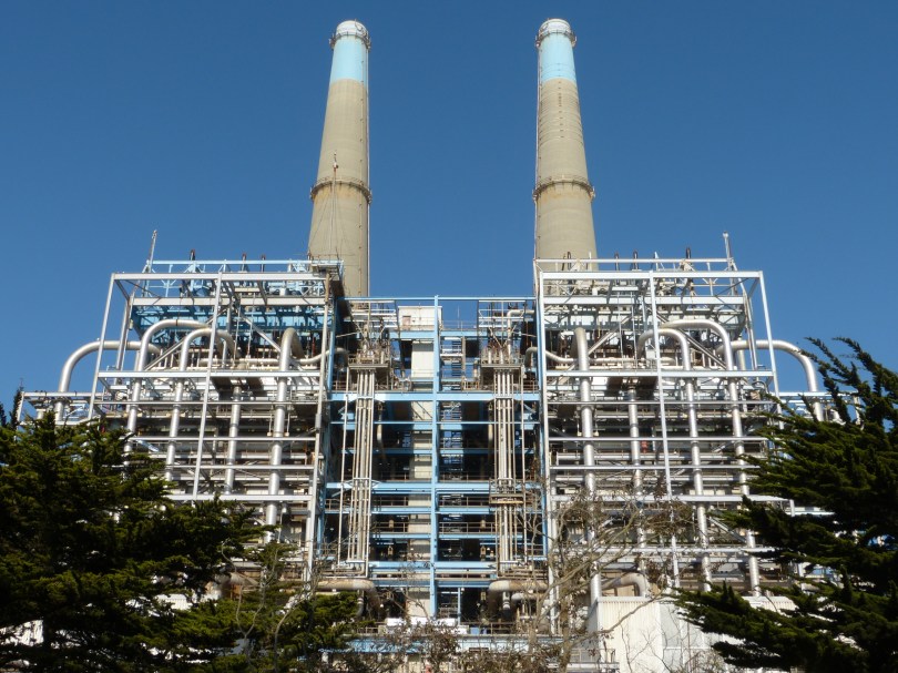 Inneres nach außen gekehrt: Mit seinen außenliegenden Stützen und Röhren erinnert das Kraftwerk an das Centre Pompidou in Paris