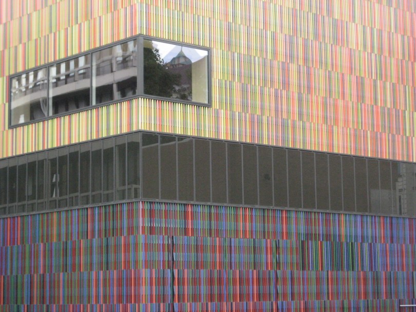 Schimmernd: 36.000 Keramikstäbe skizzieren das Museum Brandhorst