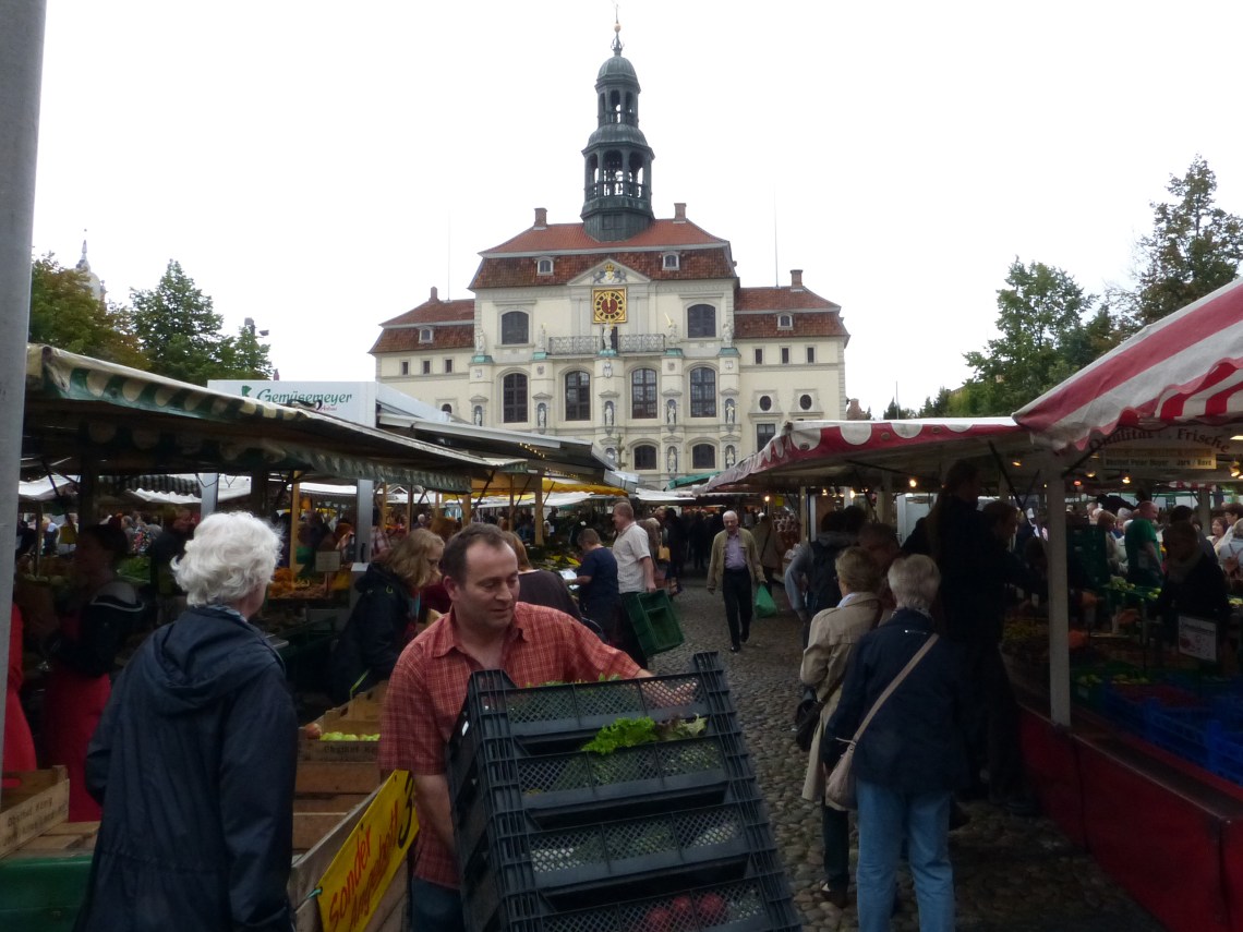 Als wär man nie weg gewesen: Wochenmarkt vor dem Lüneburger Rathaus Als wär man nie weg gewesen: Wochenmarkt vor dem Lüneburger Rathaus