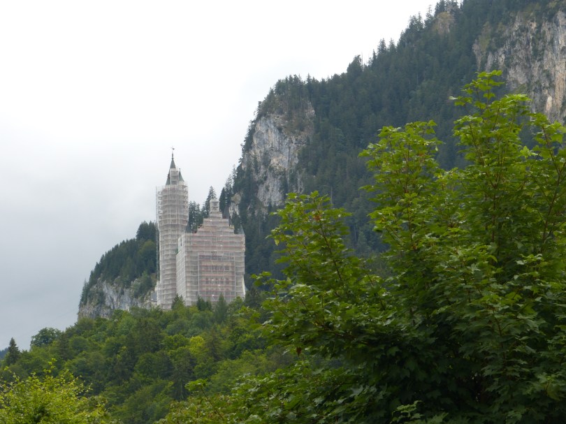 Eingerüstete Nord- und Westfassade: seit 10 Jahren wird das Schloss restauriert
