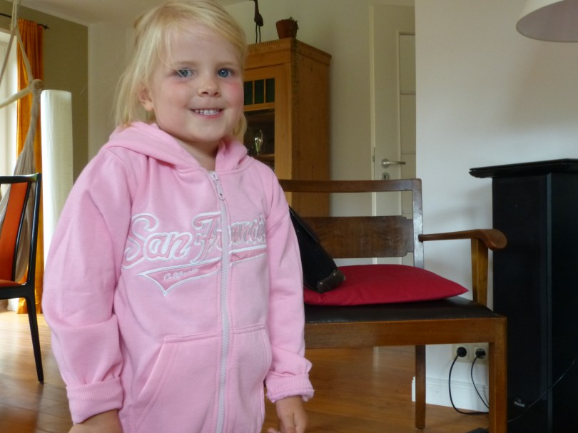 Grenzenlose Freude: Rieka und ihr neuer Hoodie