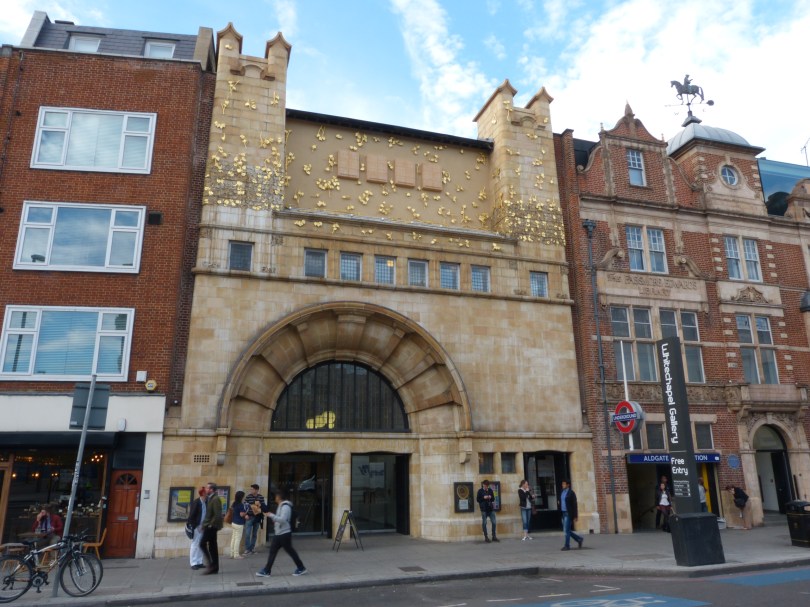 Kunst am Bau: Fassade der Whitechapel Art Gallery mit Ornmenten der Künstlerin Rachel Whiteread