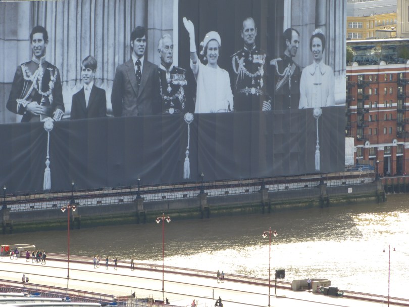 Queen im XXL-Format: Plakat an der Themse zur Erinnerung an Elisabth II. 60. Thronjubiläum