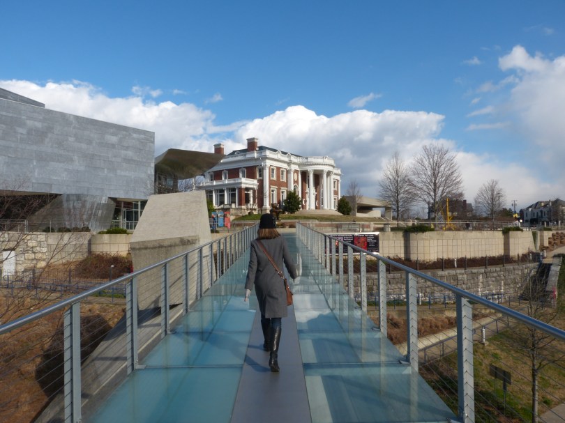 Fokus! Mit forschem Schritt überwindet Chris Ihre Höhenangst und die gläserne Fußgängerbrücke zum Hunter Museum