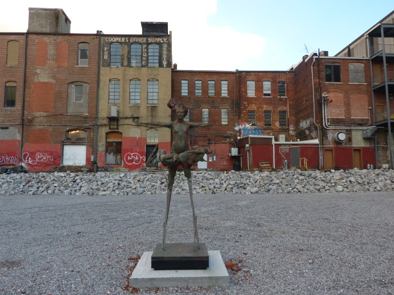 Schauriges Stelzenmädchen: Street Art in Chattanooga