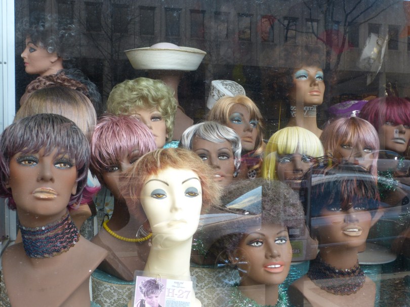 Skurriler Perückenladen: Wer hier wohl die Zielgruppe ist?