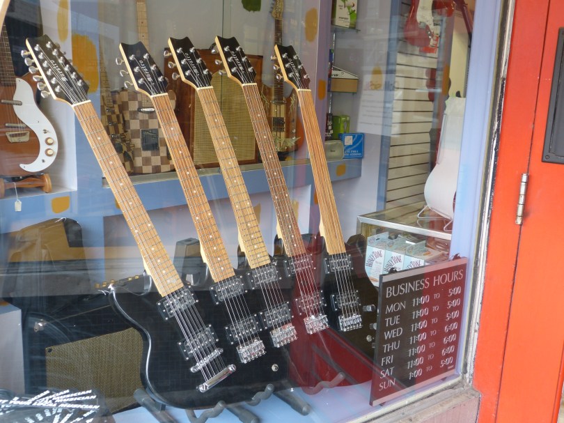 Da hängt das Brett gleich unterm Kinn: Gitarrenshop im Delmar Loop
