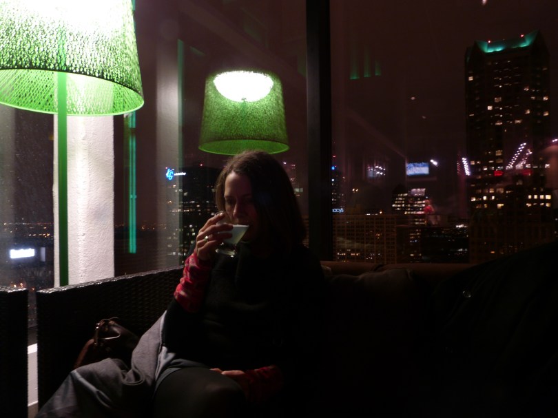 360˚ Bar: Chris rettet sich mit einem Pisco Sour durch die regnerische Nacht